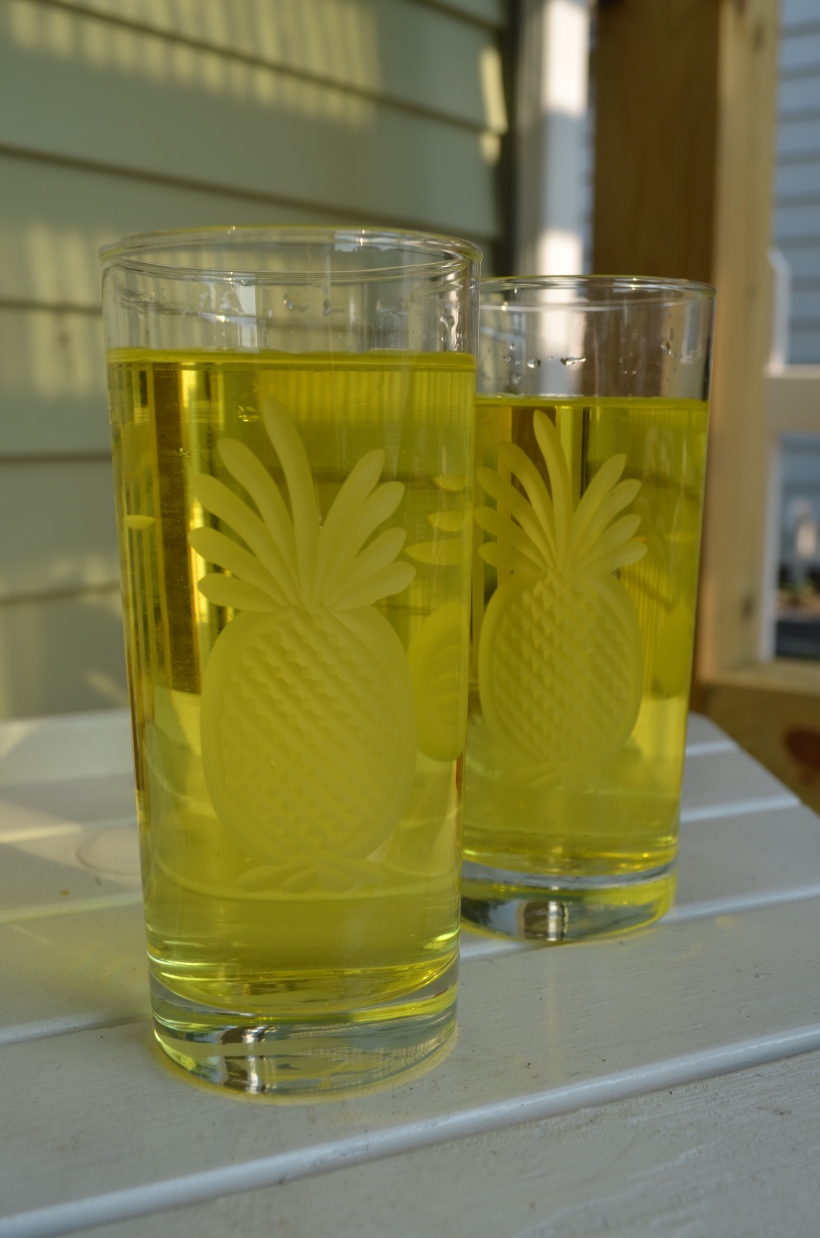 pineapple drinking glass with lemonaid